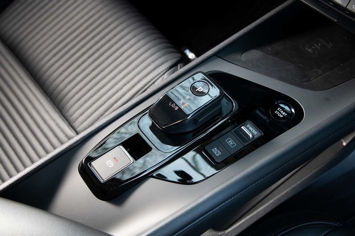 写真中央の四角いパーツがシフトセレクター。丸いセレクターをマウスのようにつまんで操作する先代モデルのものよりも扱いやすくなっている。