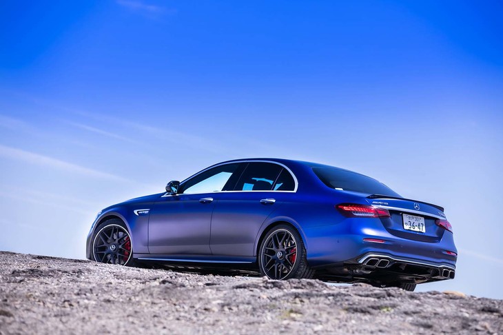 リアにはボディー同色のトランクリップスポイラーを装備。角形4本出しのエキゾーストエンドがタダモノではない感じを漂わせる。