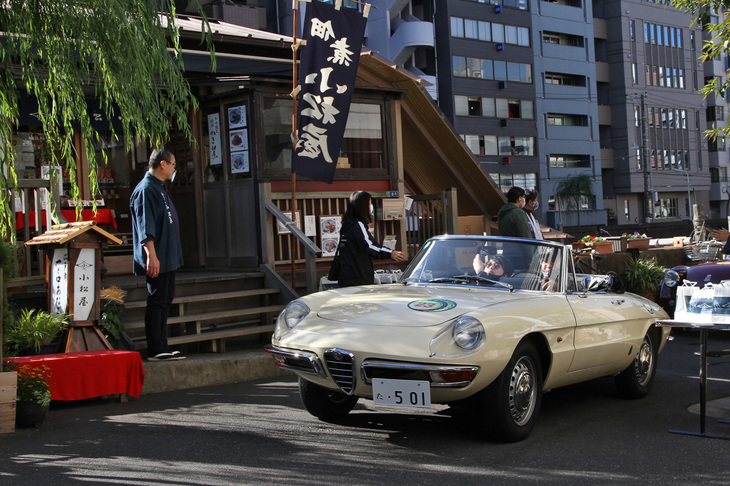 次なるチェックポイントである柳橋の北詰（台東区柳橋）手前の神田川沿いの路地で一時停止する1967年「アルファ・ロメオ・スパイダー デュエット」。例年ならここでもPC競技が行われるが、今年はおみやげ（小松屋のつくだ煮）を受け取るのみだった。