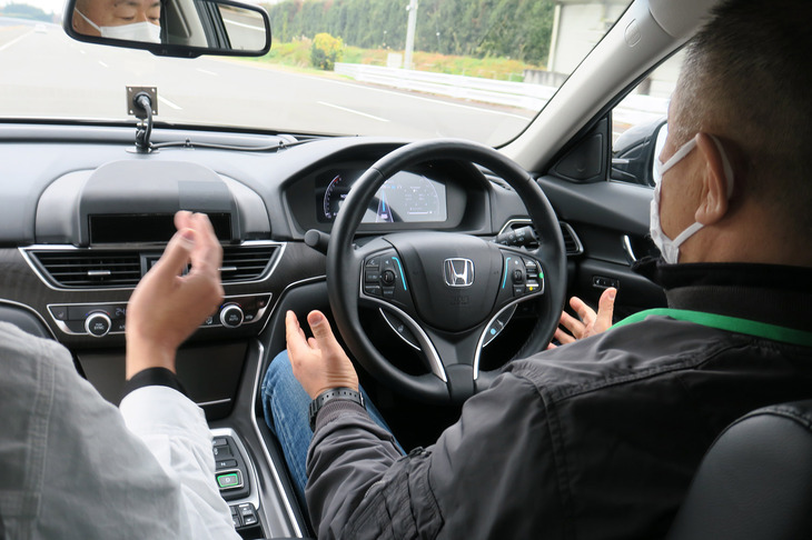 ハンズオフ走行機能を搭載したホンダ車としては、“レベル3”の自動運転を実現した「レジェンド」が先例としてあるが、次世代「ホンダセンシング360」では、「あくまで運転は人の責任」とし、センサーにLiDARではなくレーダーを使うことで低コスト化を図っている。