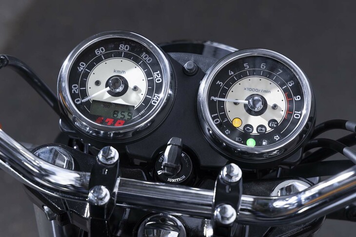 今となっては懐かしい、2眼式のメーター。速度計の下部には小さなインフォメーションディスプレイが装備されているが、燃料計などの機能は備わっていない。