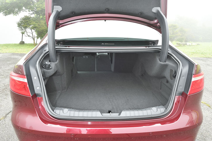 トランクの容量は540リッター（VDA方式）。奥行きは旧型比で61mm延長された。後席には40：20：40の分割可倒機構が備わる。