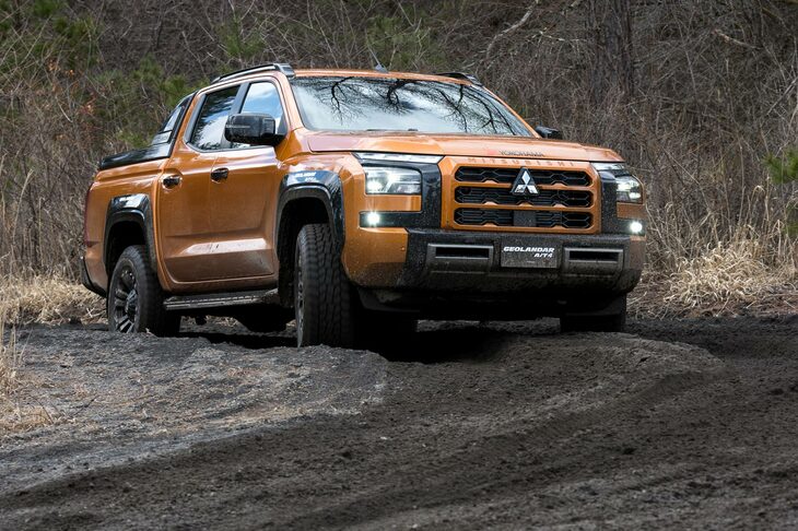 アサマレースウェイの未舗装路を走る、「ジオランダーA/T4」を装着した「三菱トライトン」。オールテレインタイヤはクロスカントリー車に広く純正採用されており、トライトンも、標準では同じヨコハマの「ジオランダーA/T G94」などを装着している。