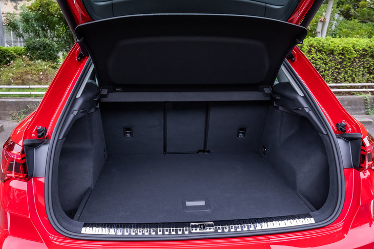 「Q3」の荷室容量は、5人乗車の通常使用時で530リッター。荷室の床下にはパンク修理キットや工具、けん引用フックなどが整然と収められている。