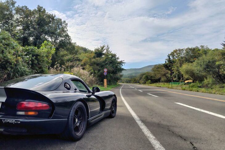 疲れたら路肩に「バイパー」を止めて休憩。そして激甘な缶コーヒーで一服する。好きに寄り道して、好きに休憩できるのが、一人旅のいいところ。