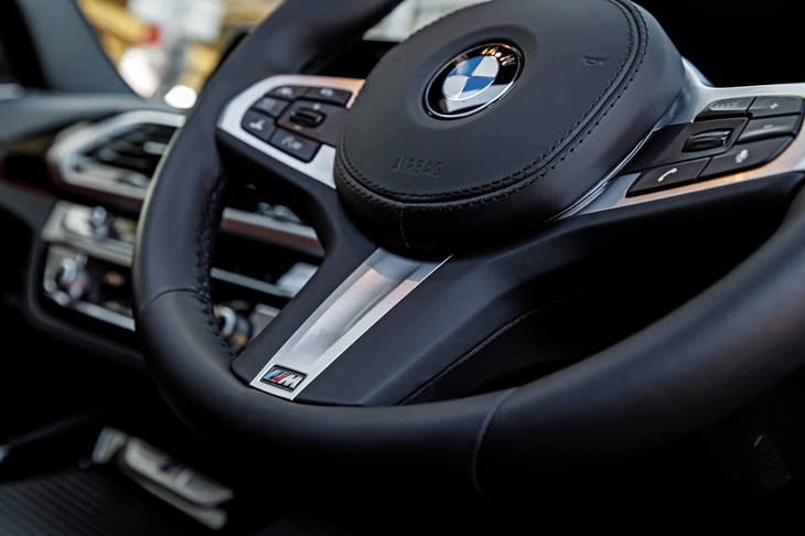 「M」のロゴが入ったスポーティーなデザインのステアリングホイールを装備。スポーク左部分にACC関連のスイッチが集中しており、直観的に操作が可能だ。