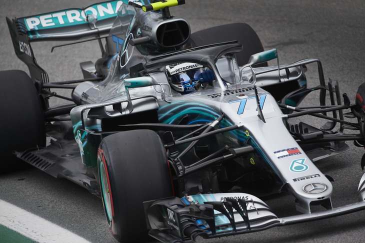 今季19戦して優勝なし、2位は7回と、なかなかポディウムの頂点に立てないでいたメルセデスのバルテリ・ボッタス（写真）。タイトルを争うチームメイトのハミルトンに勝利を譲った第16戦ロシアGPは記憶に新しいところだが、そのほかにも第2戦バーレーンGP、第3戦中国GP、第4戦アゼルバイジャンGPなど、特にシーズン序盤には惜しくも敗れたレースも多かった。メルセデスのコンストラクターズチャンピオン5連覇に向けても、また来季を見据えた自身のためにも、残り2戦で奮起したいところだったが、ブラジルでは予選3番手からスタートで2位に上がるも、その後は厳しいレースを強いられることに。ペースが上げられず、タイヤを2回交換して結果5位。終盤に記録したファステストラップの数も、今年7回目となった。（Photo=Mercedes）