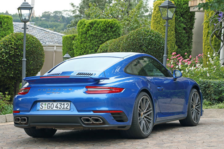 「911ターボ」のリアビュー。リアコンビランプや、テールパイプまわりのデザインが変更された。