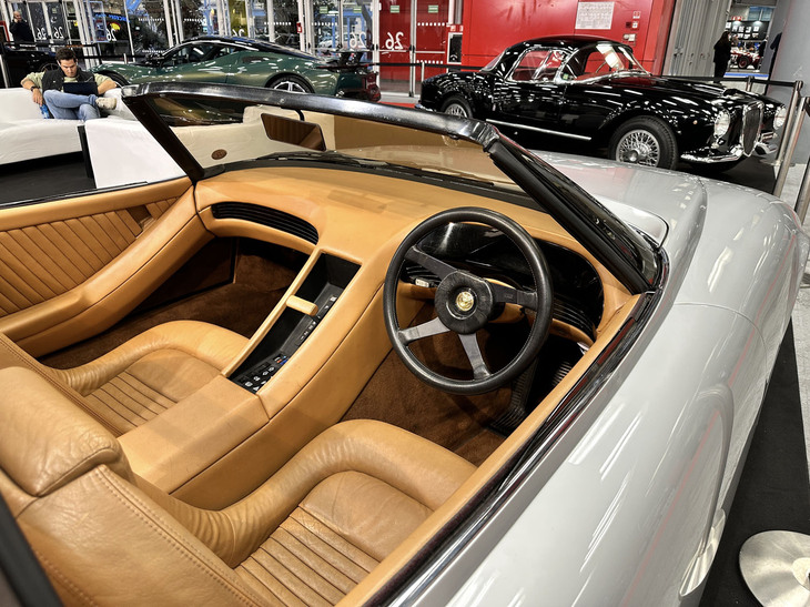 「XJ-Sピニンファリーナ」の室内。ピニンファリーナの歴史車両部門がオークション会社のプロードアロー社とともに展示した。