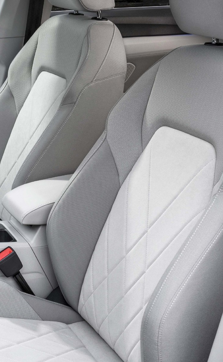 新型フォルクスワーゲン・ゴルフヴァリアントeTSIスタイル（フロントシート：ホワイト）