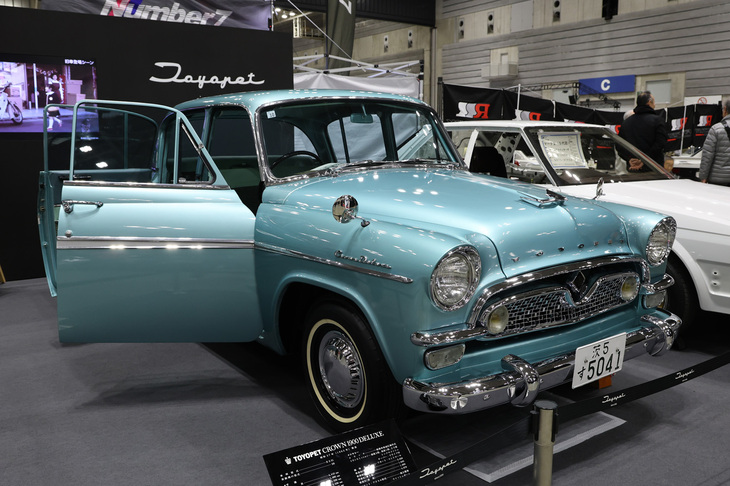 旧車レストア事業を始動し、今回が初出展となる茨城トヨペットの「トヨペット・クラウン1900デラックス」（RS31）。観音開きドアを持つ初代クラウンの最終型。「茨 5」のシングルナンバーは見たところ劇中車の模造プレートのようだが、正真正銘の当時モノである。