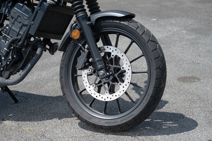 タイヤサイズは前が110/80R19、後ろが150/70R17で、アドベンチャーモデル向けのセミブロックタイヤを装着。舗装路に加え、フラットダートなども走れる走破性を確保している。