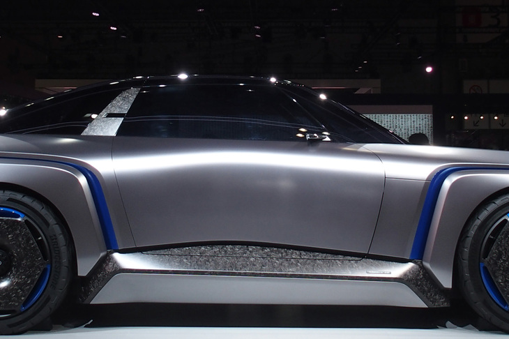 コンポジット素材をむき出しとした厚いサイドシルと太めのBピラーが、力強い骨格やタフなイメージを印象づける。サイドから見るとグラスエリアはなおさらコンパクトで、航空機のキャノピーをイメージさせる。