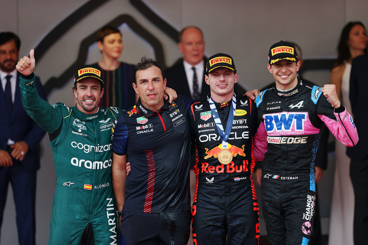 F1第7戦モナコGPを制したレッドブルのマックス・フェルスタッペン（写真右から2番目）、2位に入ったアストンマーティンのフェルナンド・アロンソ（同左端）、3位でレースを終えたアルピーヌのエステバン・オコン（同右端）。（Photo=Getty Images / Red Bull Content Pool）