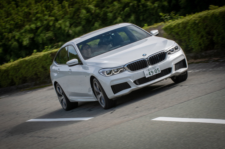 ボディーやサスペンションパーツなどにアルミニウムや高張力鋼を用いることで、「5シリーズ グランツーリスモ」に比べて100kg以上の軽量化を実現したという。