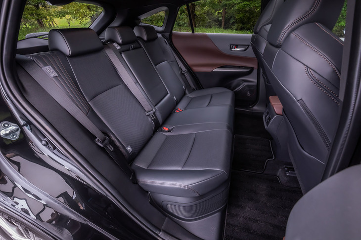 開放感にはやや欠けるが、十分余裕が感じられる後席スペース。背もたれには60：40の分割可倒機構が備わっている。