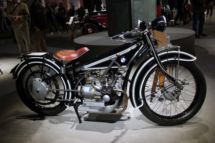 「BMW R32」（1924年）。水平対向エンジン＋シャフトドライブという、今日まで続くBMWモーターサイクルの伝統も、ここから始まった。