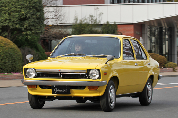 1975年「ジェミニ・セダンLT」。当時いすゞが提携していたGMのグローバルカー構想に基づく「Tカー計画」から生まれたモデル。Tカーでは基本となるシャシーおよびボディーはドイツの「オペル・カデット」と共通で、あとの部分は各国の事情に応じてローカライズしていた。いすゞのラインナップ上、ジェミニは「ベレット」の後継モデルということで、1974年のデビュー当初は「ベレット ジェミニ」と称していた。
