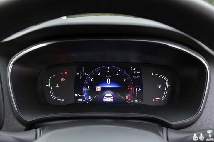 メーターパネルは7インチのカラー液晶。選択したドライブモードによりイルミネーションカラーが変化する。