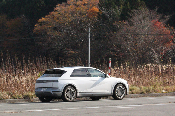 三沢基地近くの撮影ポイントの前を、なんと「ヒョンデ・アイオニック5」が通過！ さすが人口の約2割がアメリカ人という国際都市・三沢（なのか？）。