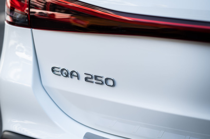 メルセデス・ベンツEQA250（「EQA250」ロゴ）