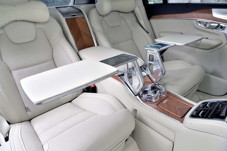 後席のセンターコンソールには、折りたたみ式のテーブルも収納されている。凝ったデザインのアルミステーが目を引く。