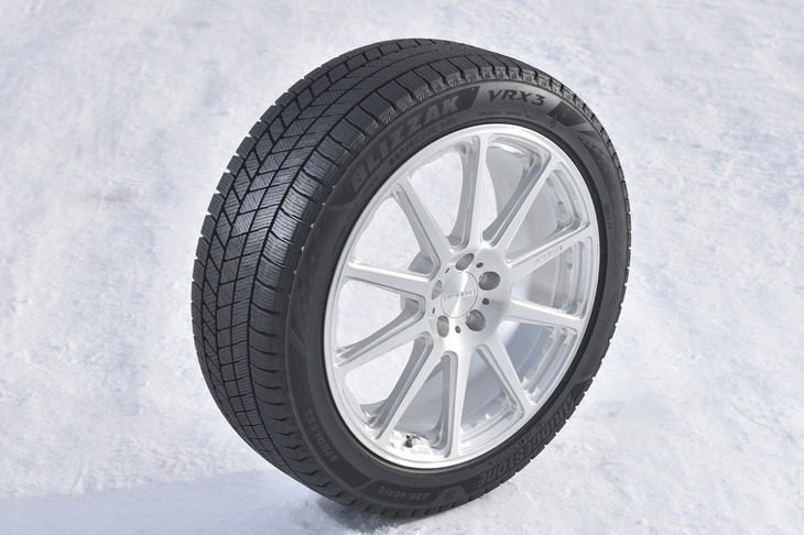 ブリヂストンのスタッドレスタイヤ「ブリザックVRX3」。ドライ路やウエット路でも問題なく走れるオールラウンドな性能の高さに加え、今まで以上に優れた氷上性能とライフ性能を実現している。