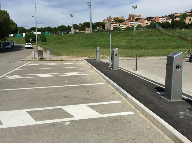 シエナ郊外の住宅地に設置されている充電ポール。