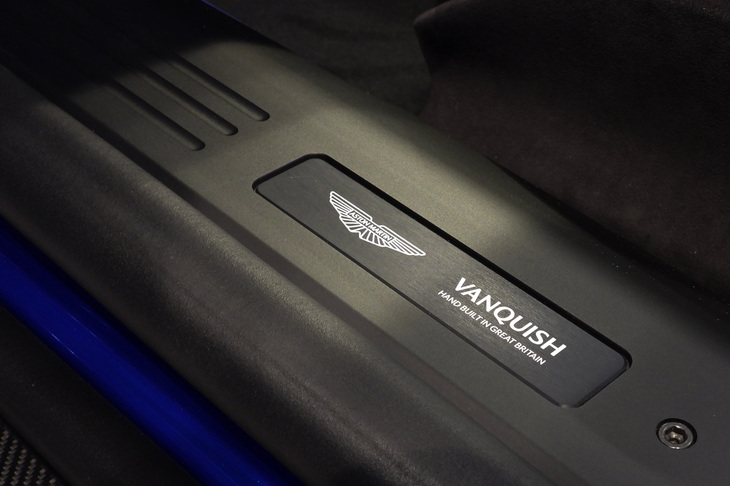 アストンマーティン・ヴァンキッシュ ヴォランテ（サイドシル）