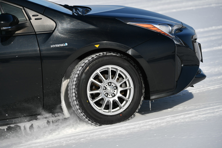 続いて「アイスガードiG60」のコンパウンドと「アイスガード5プラス」のトレッドパターンを組み合わせたタイヤを、通常のアイスガードiG60と比較。特に氷上でのグリップ性能の違いを実感することとなった。