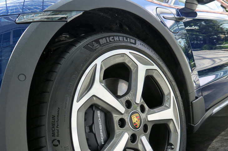 ポルシェ・タイカン4クロスツーリスモ（ハイリフト時のホイールアーチの隙間）