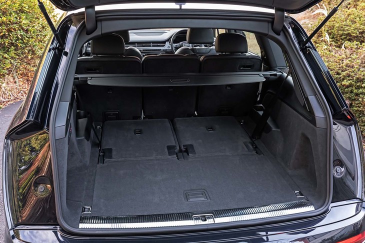 ラゲッジルーム容量は、5人乗車の3列目シート格納時が770リッター、3列目シート使用時が295リッターとなる。最大で1955リッターまで拡大することができる。