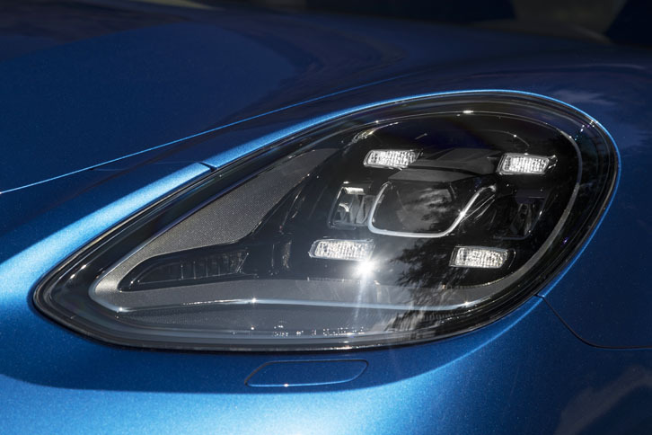 LEDヘッドライト（ターボではポルシェ・ダイナミック・ライトシステムを含む）が標準で備わる（欧州仕様の場合）。