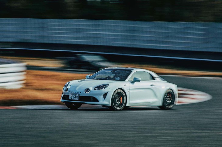 東京モーターショーでお披露目された「アルピーヌA110S」。標準モデルに比べて40PSアップした最高出力292PS、最大トルク320N・mのエンジンと、スプリングレートが強化された足まわりを持つ一台に、日本でいち早く試乗。公道からサーキットまで駆け回った印象をお伝えします。（photo：田村孝介）