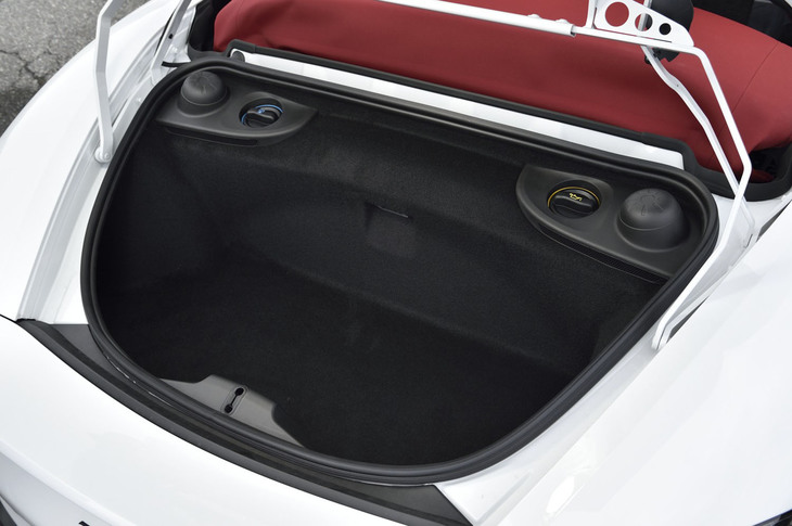 車両後部の荷室容量は120リッター。荷室は独立しており、ソフトトップの収納による影響は受けない。