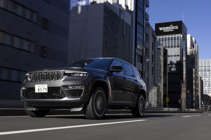 早朝の都心を走り始める。ロードノイズがよく抑えられた「エクスタPS71 SUV」は電動パワートレインとの相性が抜群だ。