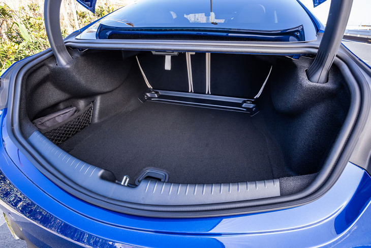 トランクの容量は420リッターで、リアシートの背もたれには40：20：40の分割可倒機構も採用。フットトランクオープナーが内蔵された自動開閉トランクリッドを標準で装備している。