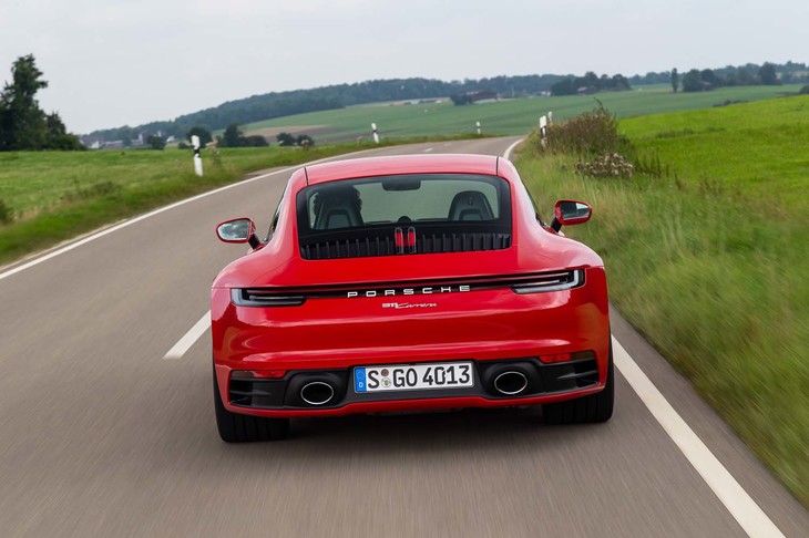 「911カレラ」の動力性能は、0-100km/h加速のタイムが4.2秒（スポーツクロノパッケージ装着車は4.0秒）、最高速が293km/hと公表されている。