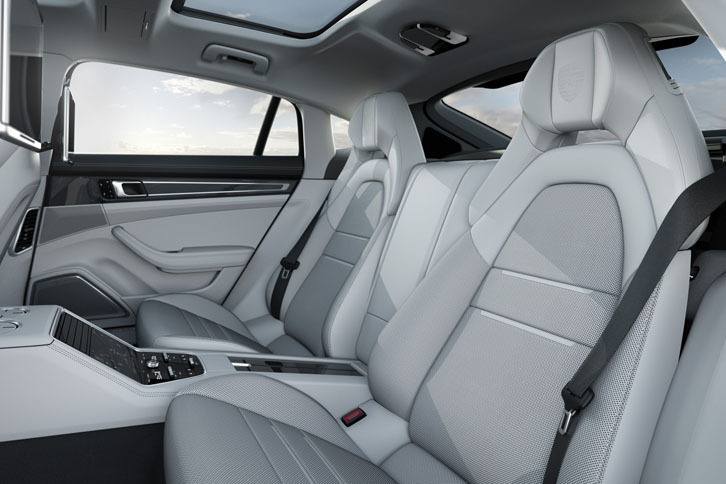 「ターボ エグゼクティブ」の後部座席。電動調整が可能で、シートヒーターも備わる。