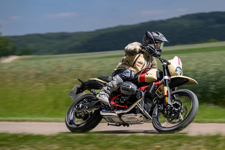 車両骨格はスチール製のチューブラースペースフレームで、エンジンも剛体として使用。車重は空車重量で229kgとなっている。