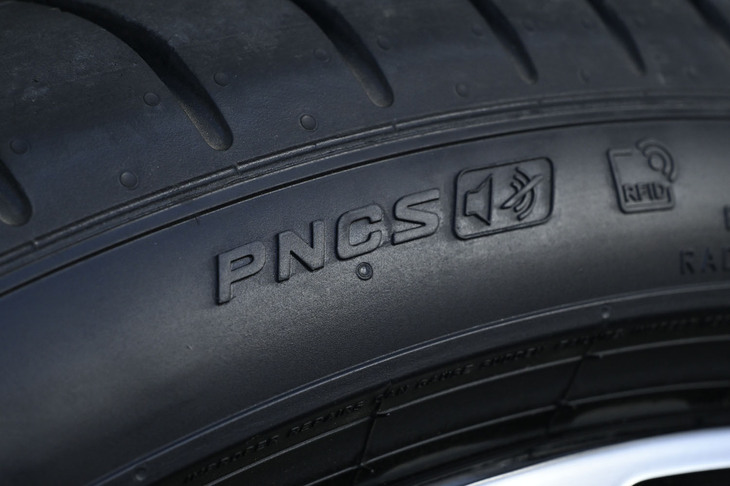 「ピレリPゼロPNCS」タイヤのPNCSは、「ピレリ・ノイズ・キャンセリング・システム」の頭文字をとったもの。独自のタイヤ構造とタイヤに内蔵された発泡材が、走行時に生じた共鳴空気振動やノイズを抑える働きをするという。