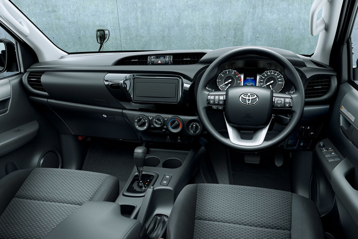 「X」のインストゥルメントパネルまわり。メーターの仕様が「Z」と共通となっている。