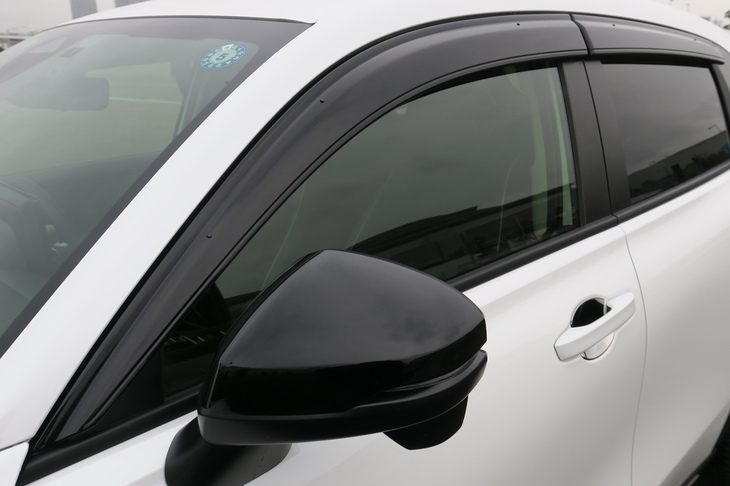 ホンダZR-V e:HEV X ホンダアクセス用品装着車（ドアバイザー）