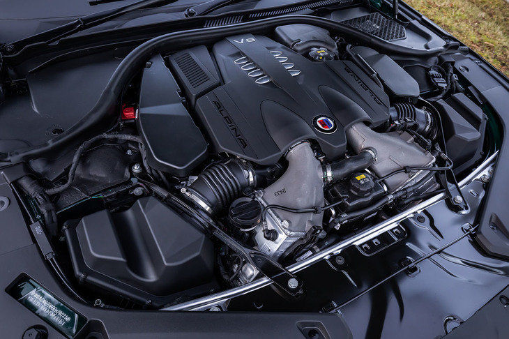 アルピナが独自に改良を施した4.4リッターV8ツインターボエンジンは、最高出力621PS/5500-6500rpm、最大トルク800N・m/2000-5000rpmを発生。トランスミッションは8段ATが組み合わされる。