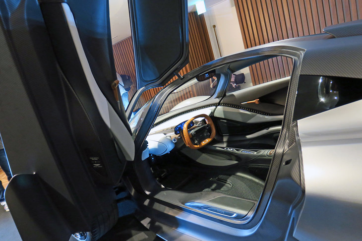 アストンマーティン・ヴァルハラ（インテリア）