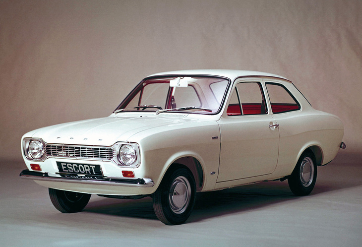 1968年「フォード・エスコートMk1」。ヨーロッパ・フォードの英独一元化政策のトップバッターとして登場。これは英国仕様だが、翌1969年にはドイツでもデビュー。コストダウンのため、当時のモデルとしては異例にウィンドウが小さい。