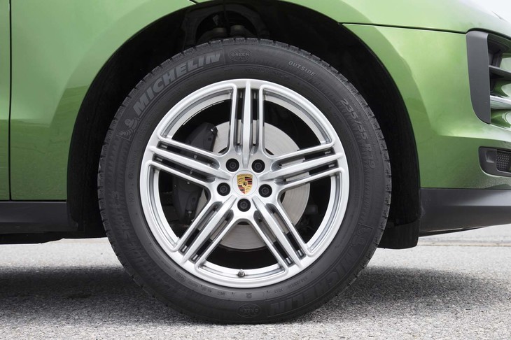 試乗車のホイールは、19インチの「マカンデザインホイール」（オプション）。標準のサイズは18インチとなっている。