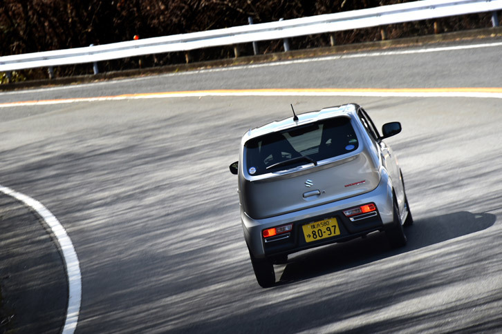 加速性能を高めるため、5段MTについては2～4速をクロスレシオ化。最終減速比も低められており、5速での100km/h走行時のエンジン回転数は4000rpm近くになる。