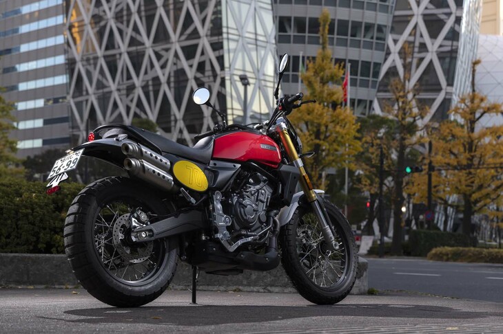 ショートタイプの片側2本出しマフラーにイエローのゼッケンプレートと、そのデザインは実に個性的。タンクカラーは青と赤（写真）から選べる。