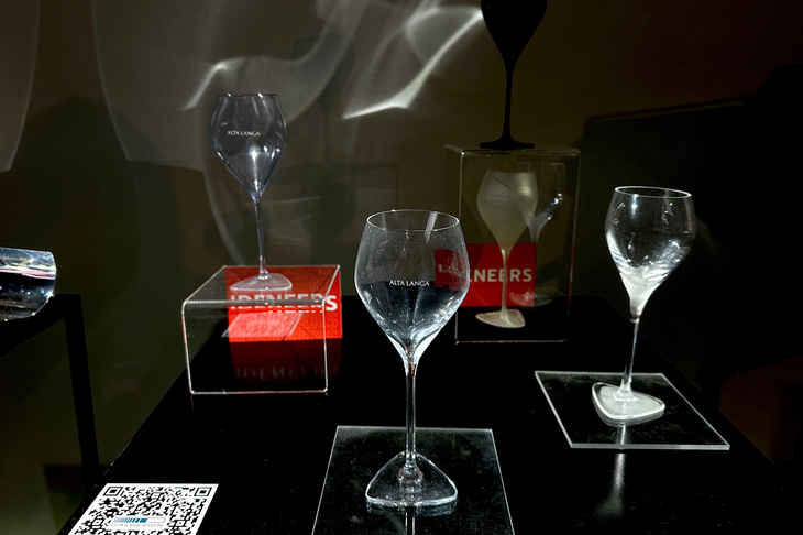 イタルデザインのプロダクトデザイン部門による近作から。最上級の格付けであるDOCGのワイン「アルタランガ」の生産者組合の委嘱で製作したクリスタル製グラス。三角形のプレート形状が特徴的だ。